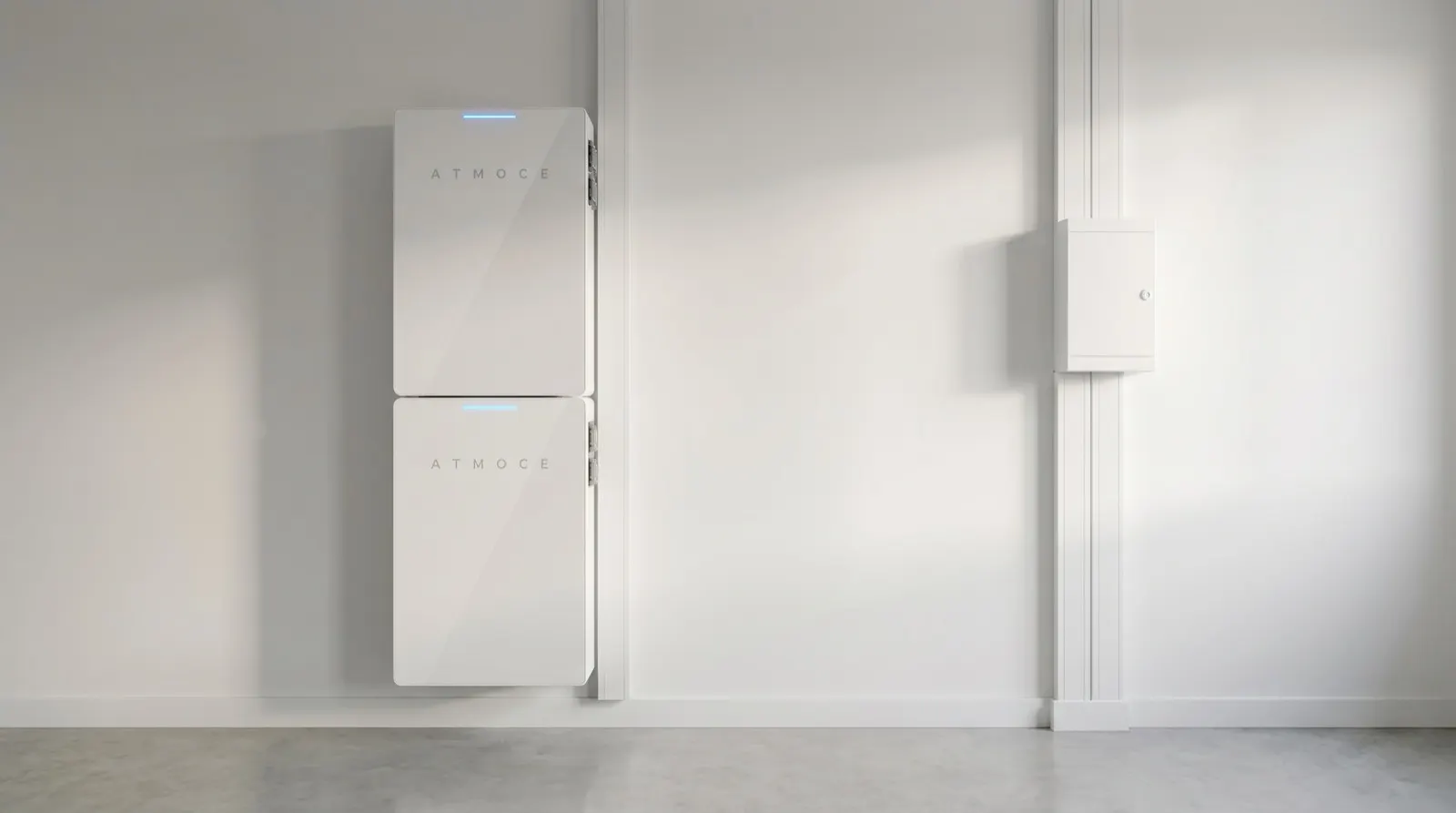 Deux modules de batterie ATMOCE empilés au mur, 14 kWh utiles, très basse tension