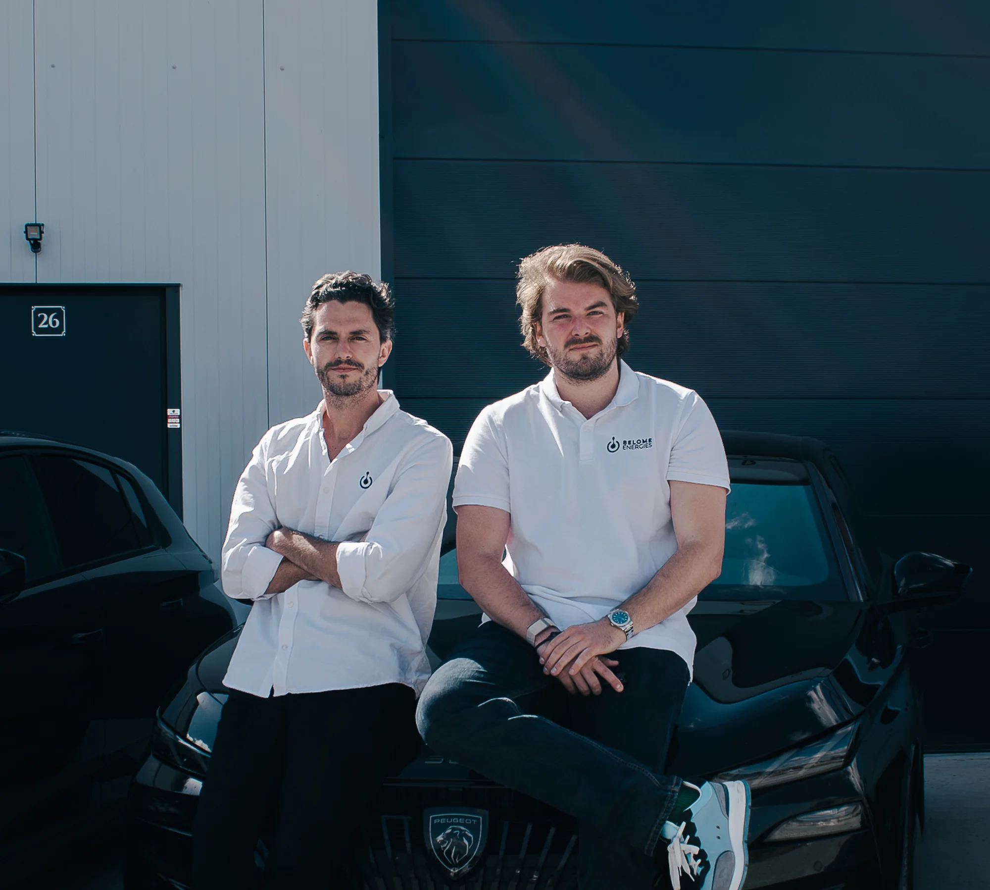 Jules Guimier et Yoann Massias, cofondateurs de Belome Énergies, devant le siège de Savigné-l'Évêque
